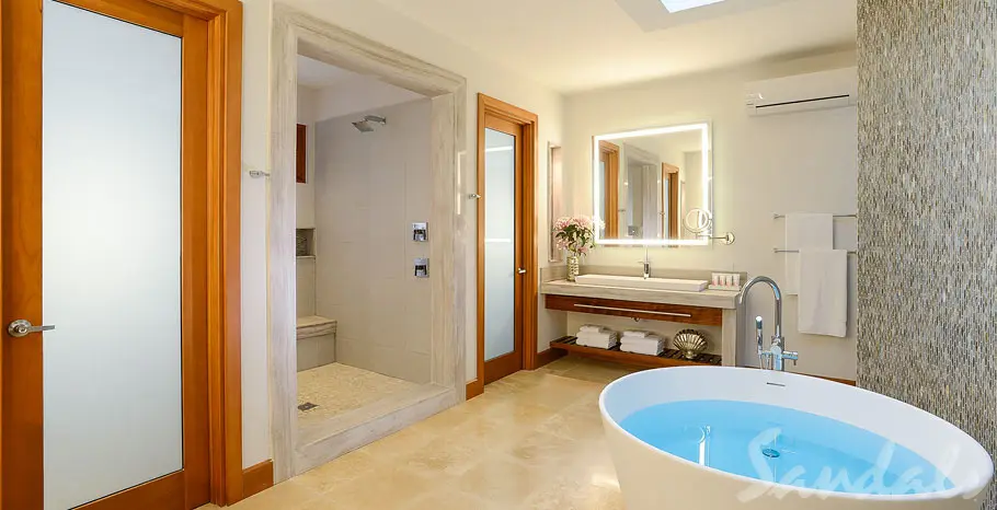 Beachfront Romeo & Juliet One-Bedroom Butler Villa Suite with Outdoor Tranquility Soaking Tub 4 of 7