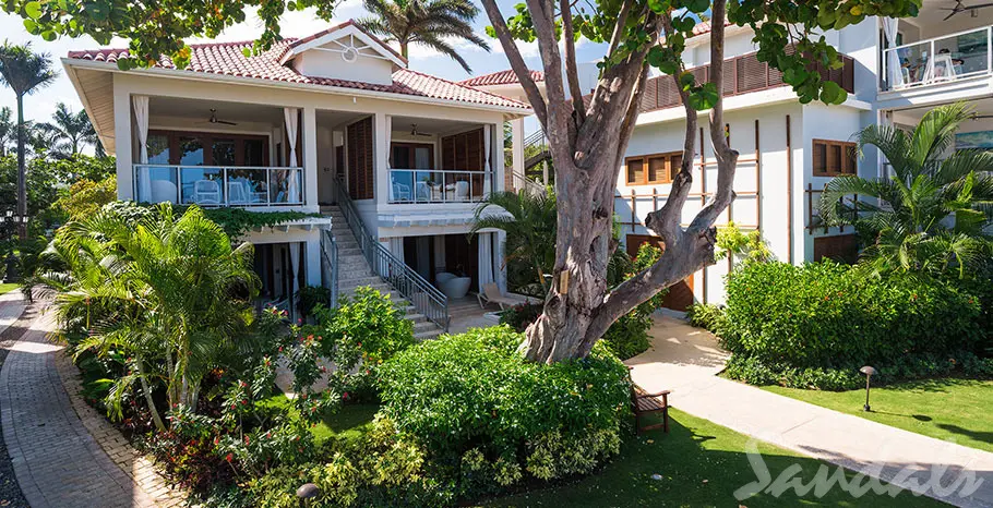 Beachfront Romeo & Juliet One-Bedroom Butler Villa Suite with Outdoor Tranquility Soaking Tub 6 of 7