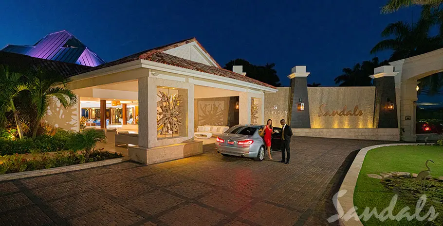 Beachfront Romeo & Juliet One-Bedroom Butler Villa Suite with Outdoor Tranquility Soaking Tub 7 of 7