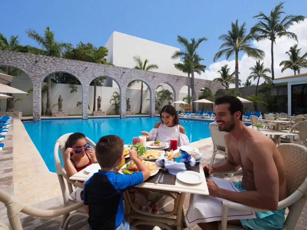 El Cid Granada Hotel_family dining