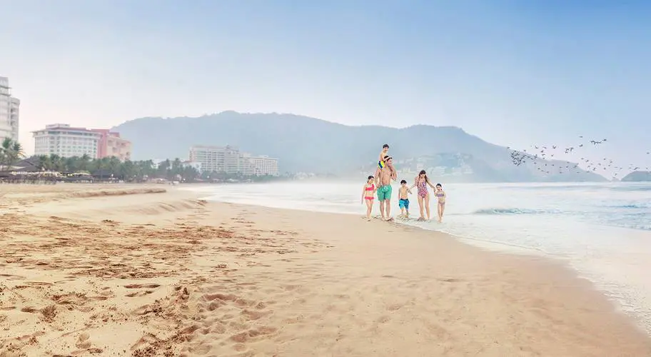 Park Royal Beach Ixtapa_family walking on beach