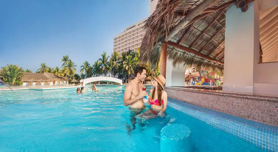 Park Royal Beach Ixtapa_swimming pool 2